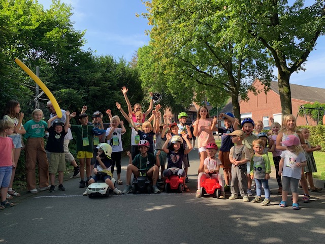 Strahlende Gesichter bei der Kinderolympiade